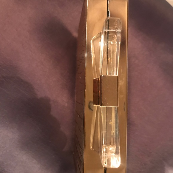 Beautiful gold w/Acrylic handle purse,classy! - Picture 3 of 6